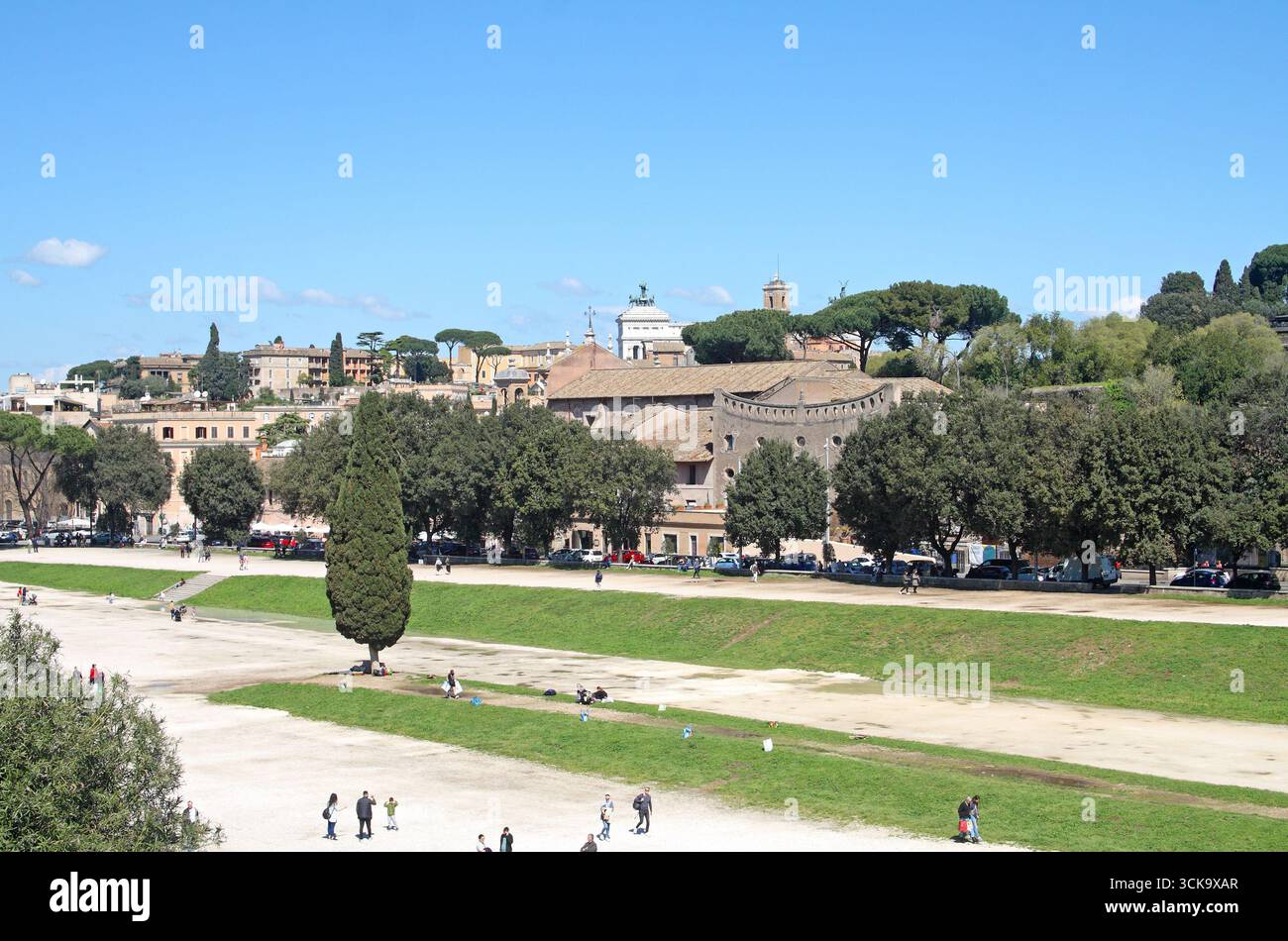 Blick über den Circus Maximus (Circo Massimo) in Richtung Victor Emmanuel Monument (Vittoriano). Rom, Italien Stockfoto
