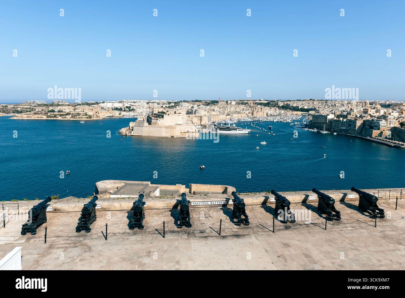 Saluting Battery von den Upper Barrakka Gardens mit Birguin im Hintergrund, Valletta, Malta Stockfoto