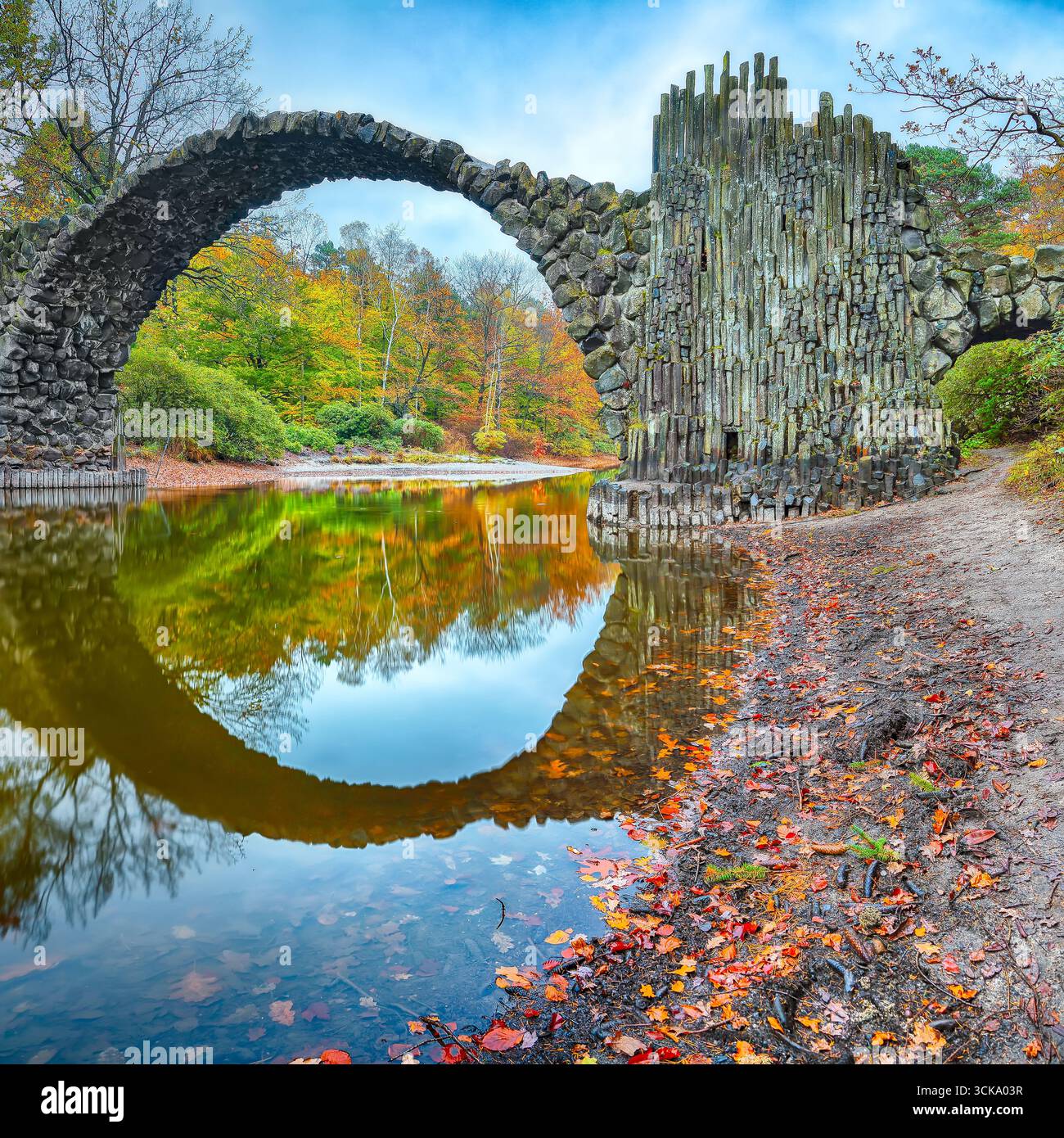 Atemberaubende Herbstlandschaft im Kromlau Rhododendron Park. Rakotzbrücke (Rakotzbrücke) Ort: Gablenz, Land Sachsen, Deutschland Stockfoto