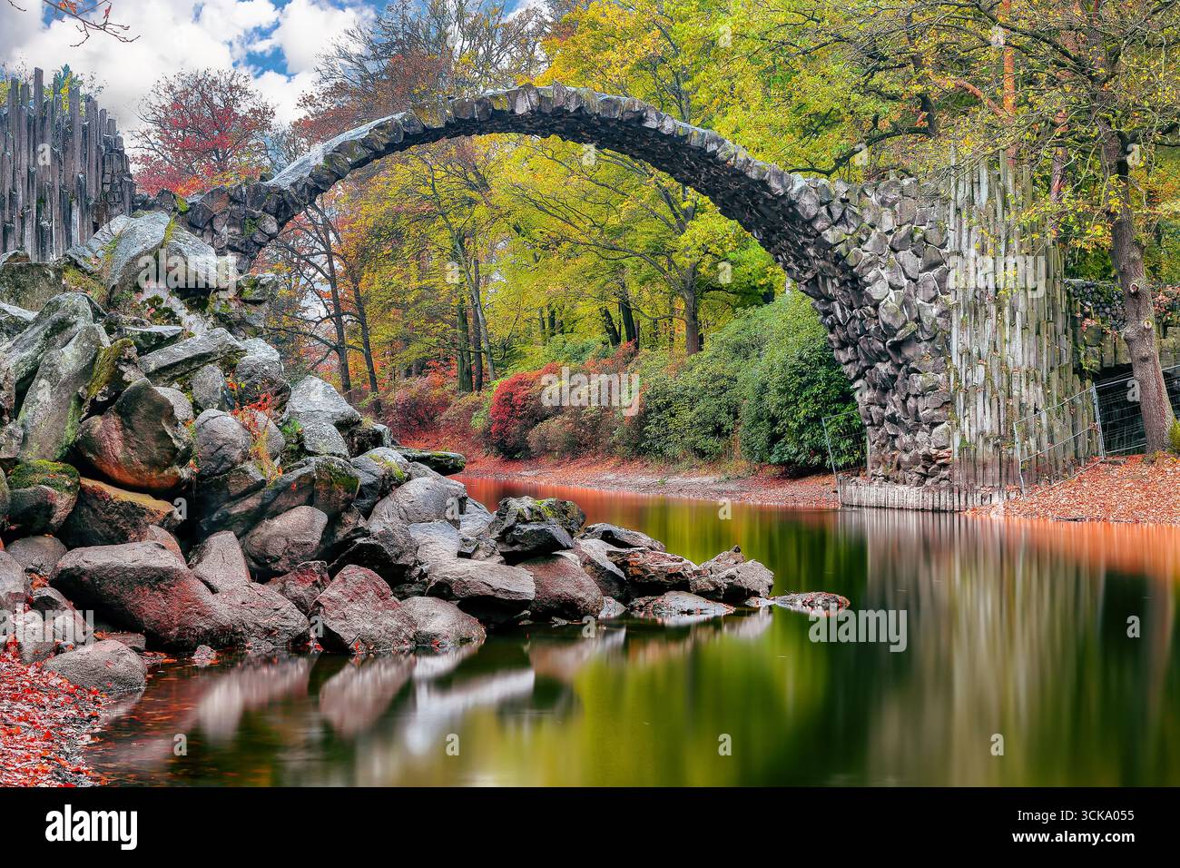 Atemberaubende Herbstlandschaft im Kromlau Rhododendron Park. Rakotzbrücke (Rakotzbrücke) Ort: Gablenz, Land Sachsen, Deutschland Stockfoto