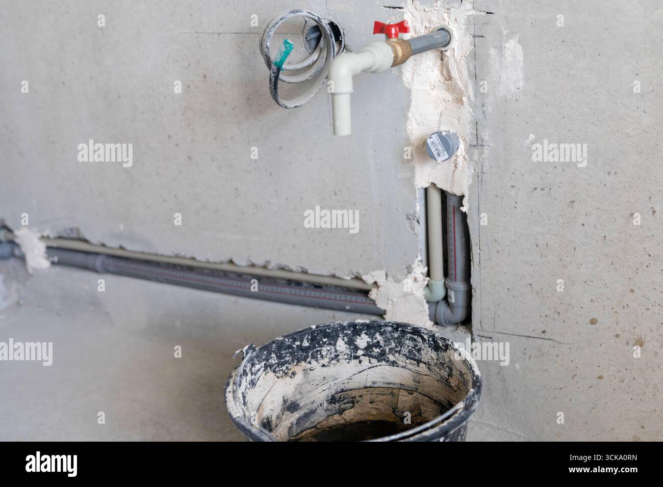 Männliche Hände drehen das Abflussrohr unter dem Waschbecken in der Küche Stockfoto