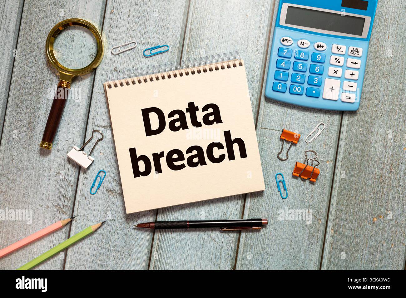 Textunterschrift, die Datenmissbrauch darstellt. Konzept bedeutet Sicherheitsvorfall, bei dem vertrauliche geschützte Informationen auffällige Schulbüromaterialien, Tee, kopiert wurden Stockfoto