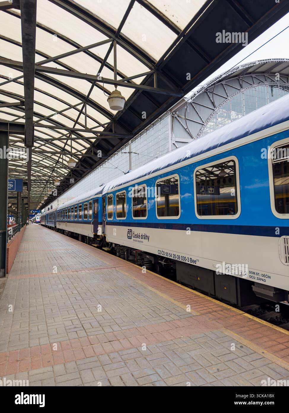 Prag, Tschechische republik - 19. August 2024. Blauer Zug der Tschechischen Eisenbahnen - Ceske Drahy Stockfoto