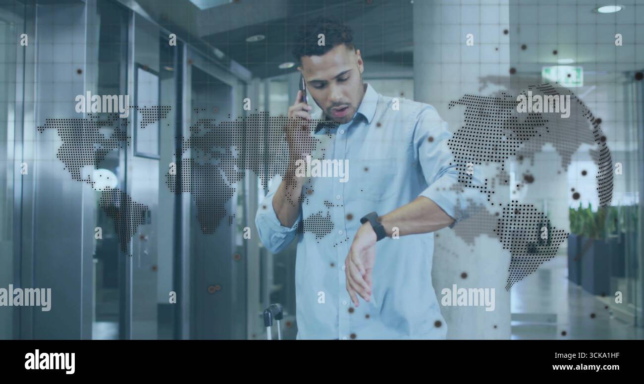 Geschäftsmann überprüft Smartwatch und ruft Smartphone an und hält Koffer am Flughafen mit Kartenüberlagerung Stockfoto