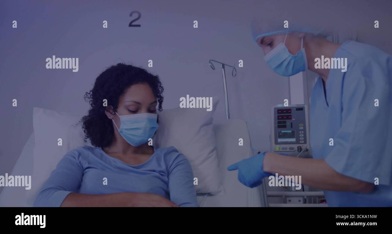 Anliegende Schwester mit Handschuhen in blauen Schrubben, die auf den Patientenarm auf dem Krankenhausbett zeigen, mit Infusionspumpe Stockfoto