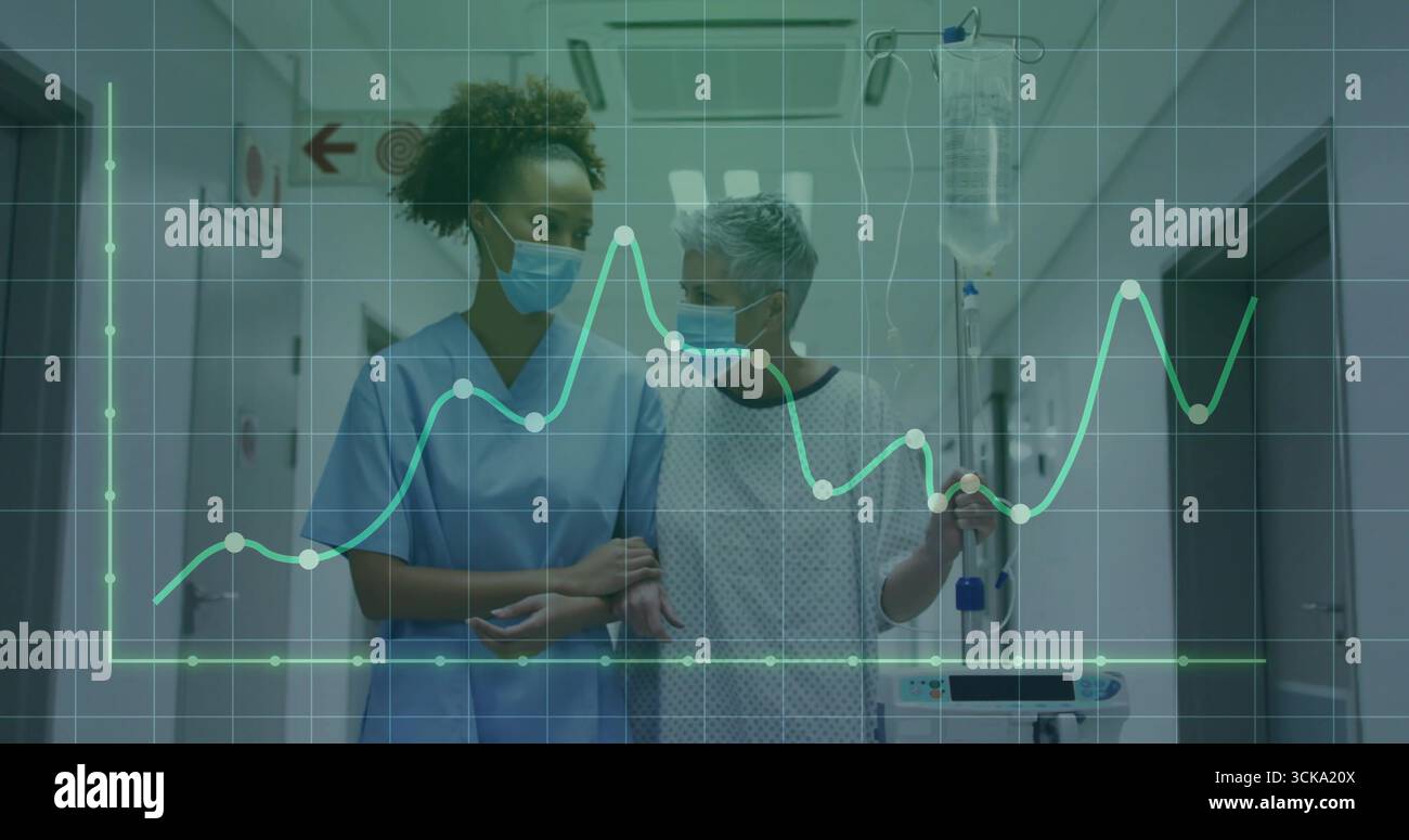 Wanderkrankenschwester in blauen Peelings, die Patienten mit Masken im medizinischen Korridor unterstützt und IV-Stange hält Stockfoto