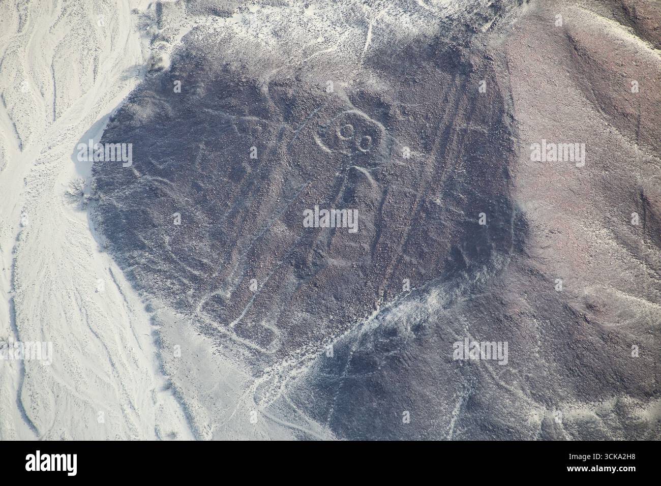 Luftaufnahme von Nazca-Linien - Astronaut Geoglyph, Peru. Die Linien wurden im Jahr 1994 als UNESCO-Weltkulturerbe ausgewiesen. Stockfoto