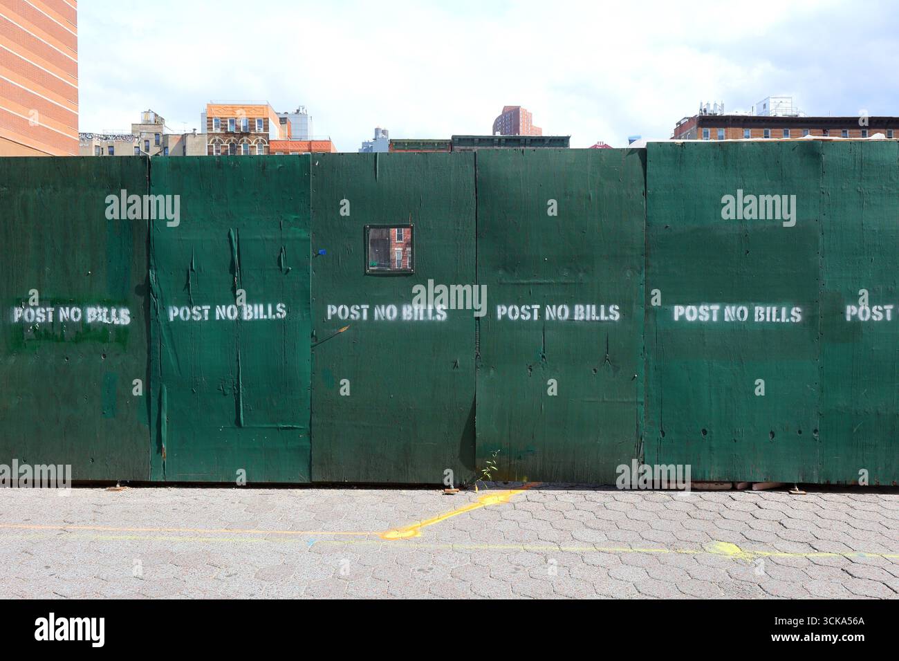 Post No Bills auf einem grünen Holzzaun auf der Manhattan Chinatown Mega-Gefängnisbaustelle in New York City. Stockfoto