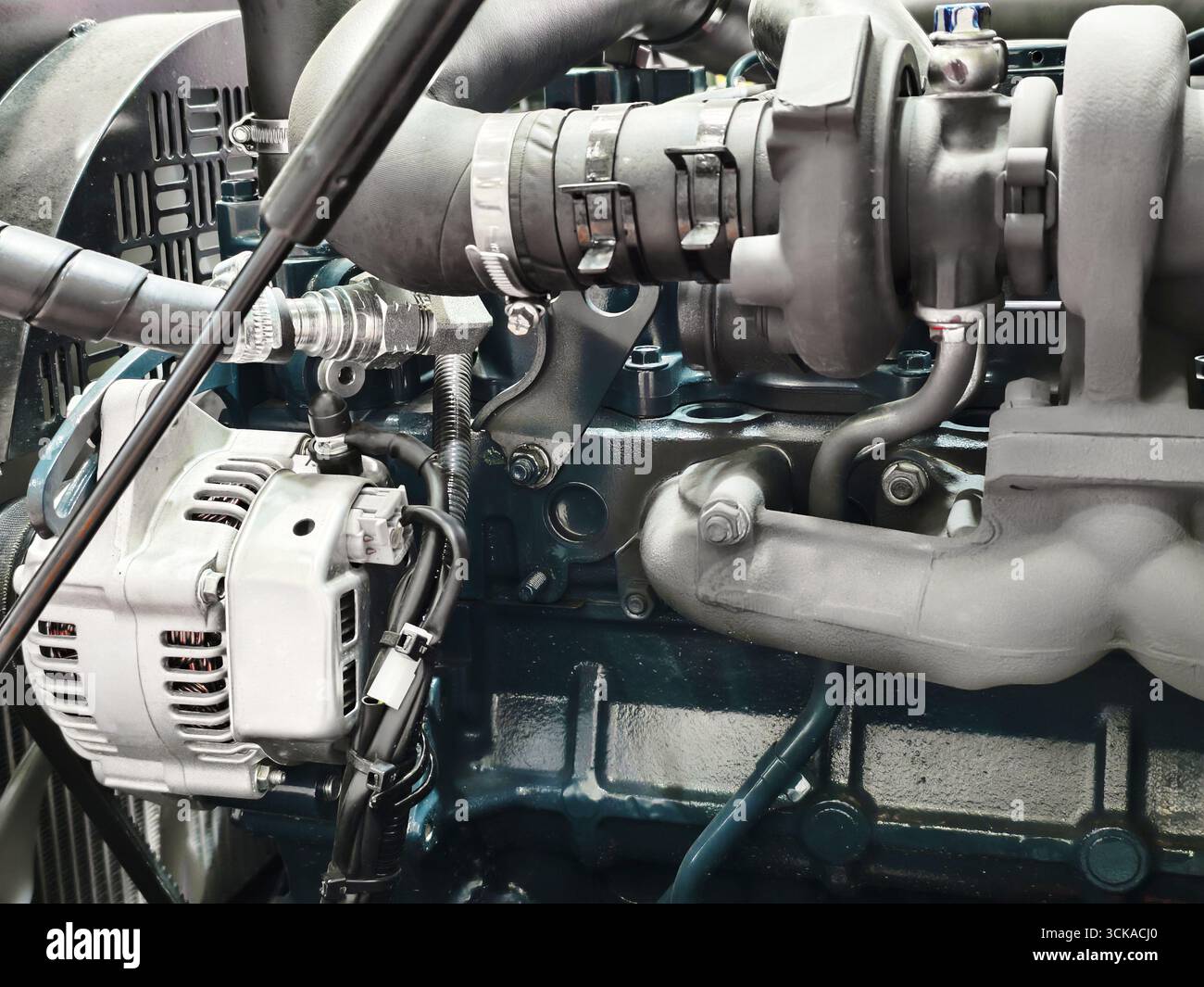 Motorkomponenten mit komplexen Details und Strukturen, die bei Tageslicht in einer Werkstatt erfasst werden Stockfoto