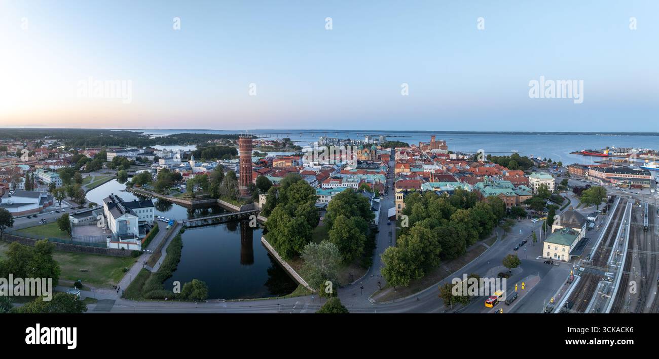 Aus der Vogelperspektive auf die Altstadt und den Backsteinwasserturm von Kalmar Schweden mit Sonnenuntergang Stockfoto