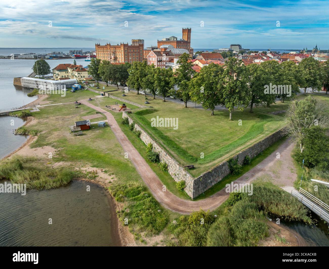 Aus der Vogelperspektive der Kalmarer Altstadt, umgeben von Festungsanlagen, Bastionen, Mauern an der Ostsee in Schweden Stockfoto