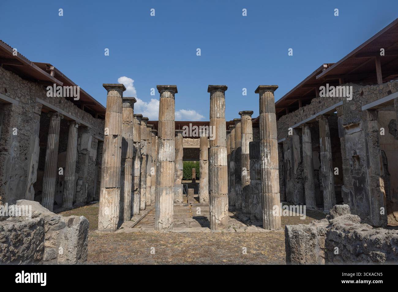 Pompeji ist eine archäologische Stätte, die ein vollständiges Bild einer antiken römischen Stadt bietet. Stockfoto