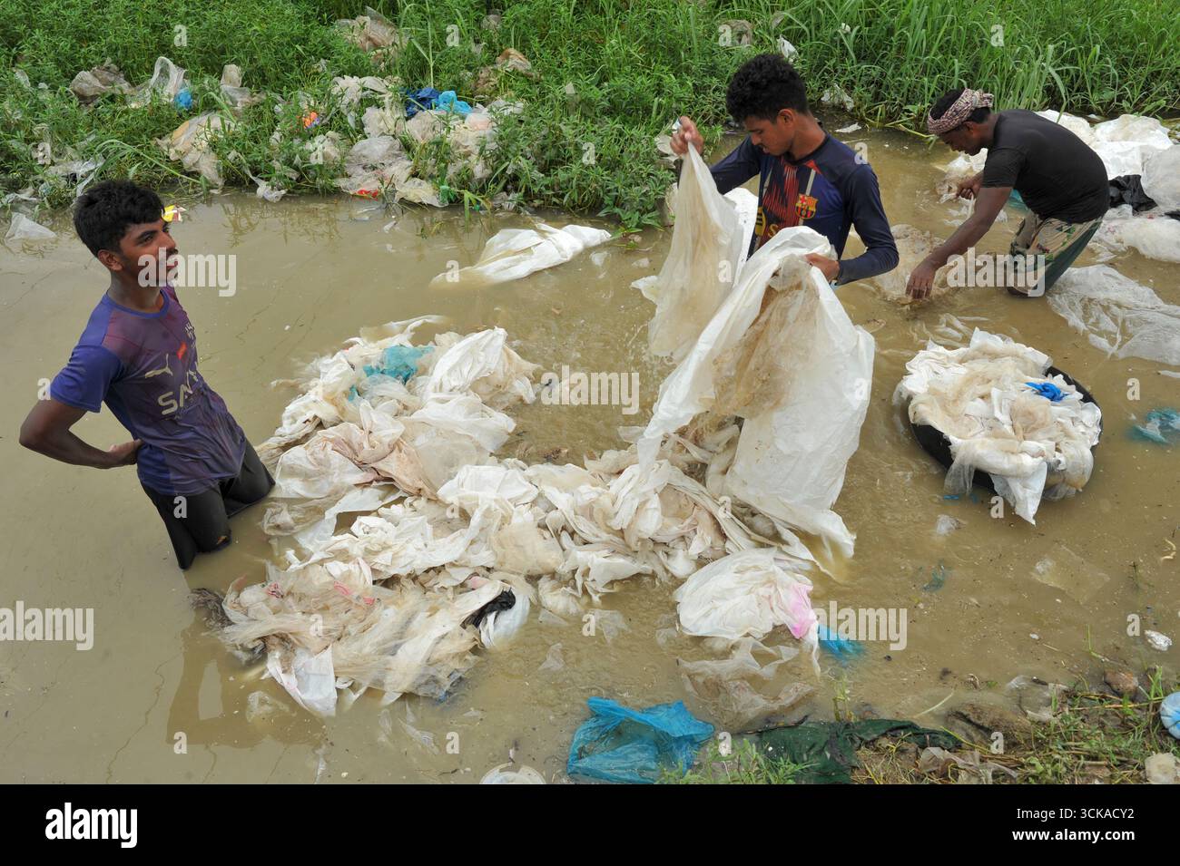 Feni, Bangladesch. September 2025. Die Arbeiter waschen gebrauchte Plastikbeutel in Wasser, bevor sie sie zur Wiederaufbereitung in Recyclingfabriken schicken. Ihre Arbeitskräfte unterstützen zwar die informelle Recyclingindustrie, setzen sie jedoch ernsthaften Gesundheitsrisiken durch giftiges Wasser und chemische Rückstände aus und verbreiten Mikroplastik zurück in die Umwelt. Am 10. September 2025 in Feni, Bangladesch. (Foto: MD Rafayat Haque Khan/ Credit: Eyepix Group/Alamy Live News Stockfoto