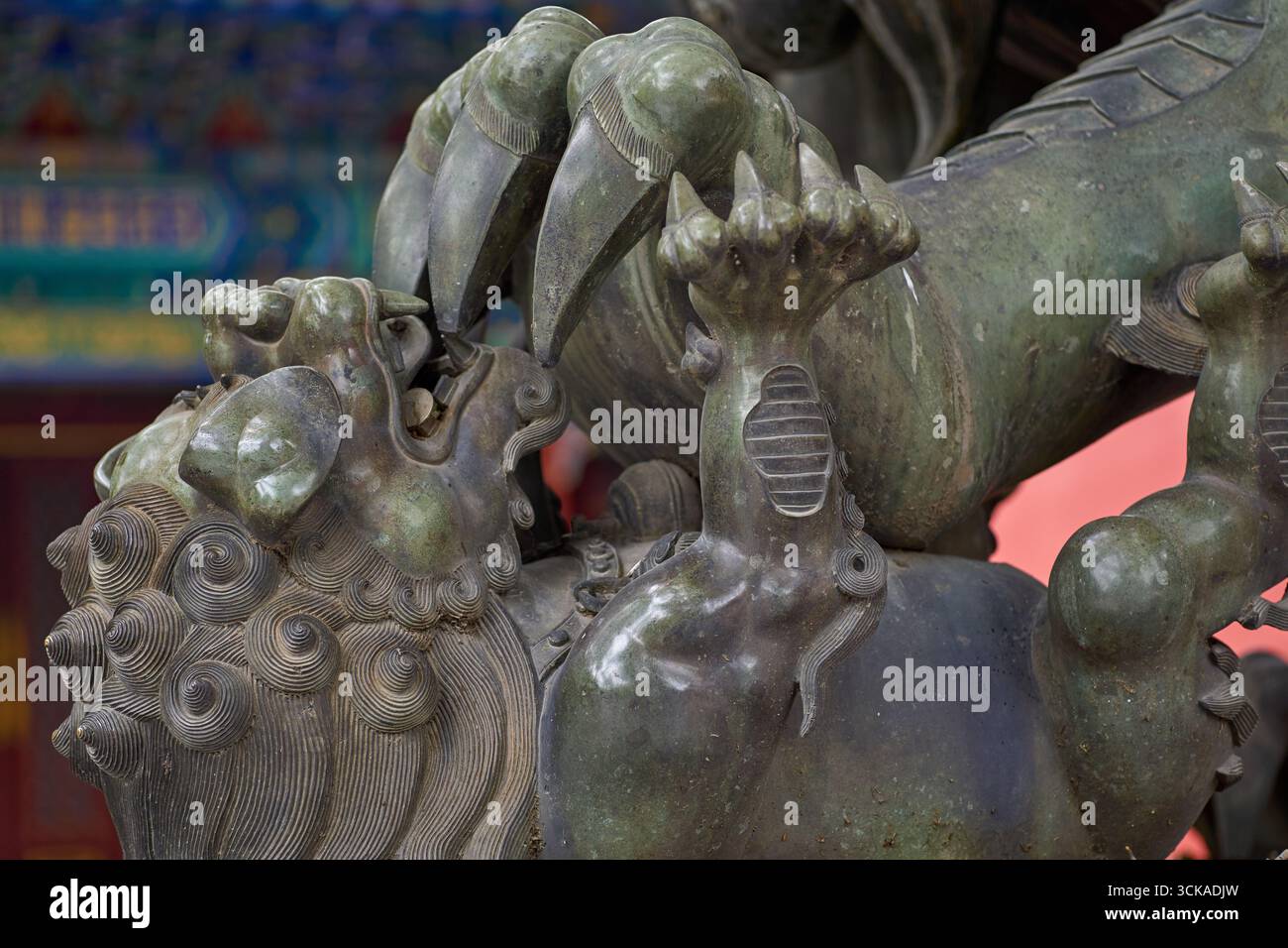 Detaillierte Nahaufnahme eines alten bronzenen Wächterlöwen-Jungen und spielender Mutter im Lama-Tempel in Peking Stockfoto