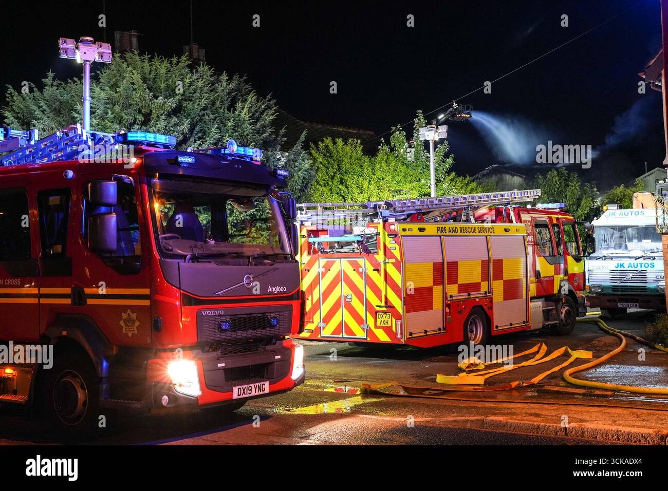 Longbridge, Birmingham, 11. September 2025. Mehr als 60 Feuerwehrleute sind in den frühen Morgenstunden des Donnerstags bei einem großen Brand in Longbridge, Birmingham, anwesend. Die Flamme hat Frankley Tyre Lagerhaus auf dem alten Gelände des MG Rover West Works erobert. Zwölf Feuerwehrfahrzeuge, zwei hydraulische Plattformen, die Vorfallskommando und verschiedene andere Ressourcen der Polizei, Cadent und des National Grid waren anwesend. Flammen leckten das Gebäude ab, als Wände einstürzten und die Feuerwehr Wasser mit Schläuchen besprühte. Die West Midlands Fire Service sagte in einem Beitrag auf Facebook: „Wir haben 12 Mannschaften, die bei einem Brand auf W anwesend sind Stockfoto