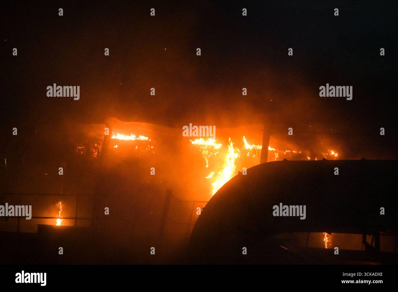 Longbridge, Birmingham, 11. September 2025. Mehr als 60 Feuerwehrleute sind in den frühen Morgenstunden des Donnerstags bei einem großen Brand in Longbridge, Birmingham, anwesend. Die Flamme hat Frankley Tyre Lagerhaus auf dem alten Gelände des MG Rover West Works erobert. Zwölf Feuerwehrfahrzeuge, zwei hydraulische Plattformen, die Vorfallskommando und verschiedene andere Ressourcen der Polizei, Cadent und des National Grid waren anwesend. Flammen leckten das Gebäude ab, als Wände einstürzten und die Feuerwehr Wasser mit Schläuchen besprühte. Die West Midlands Fire Service sagte in einem Beitrag auf Facebook: „Wir haben 12 Mannschaften, die bei einem Brand auf W anwesend sind Stockfoto