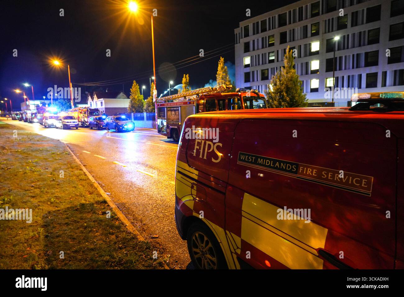 Longbridge, Birmingham, 11. September 2025. Mehr als 60 Feuerwehrleute sind in den frühen Morgenstunden des Donnerstags bei einem großen Brand in Longbridge, Birmingham, anwesend. Die Flamme hat Frankley Tyre Lagerhaus auf dem alten Gelände des MG Rover West Works erobert. Zwölf Feuerwehrfahrzeuge, zwei hydraulische Plattformen, die Vorfallskommando und verschiedene andere Ressourcen der Polizei, Cadent und des National Grid waren anwesend. Flammen leckten das Gebäude ab, als Wände einstürzten und die Feuerwehr Wasser mit Schläuchen besprühte. Die West Midlands Fire Service sagte in einem Beitrag auf Facebook: „Wir haben 12 Mannschaften, die bei einem Brand auf W anwesend sind Stockfoto