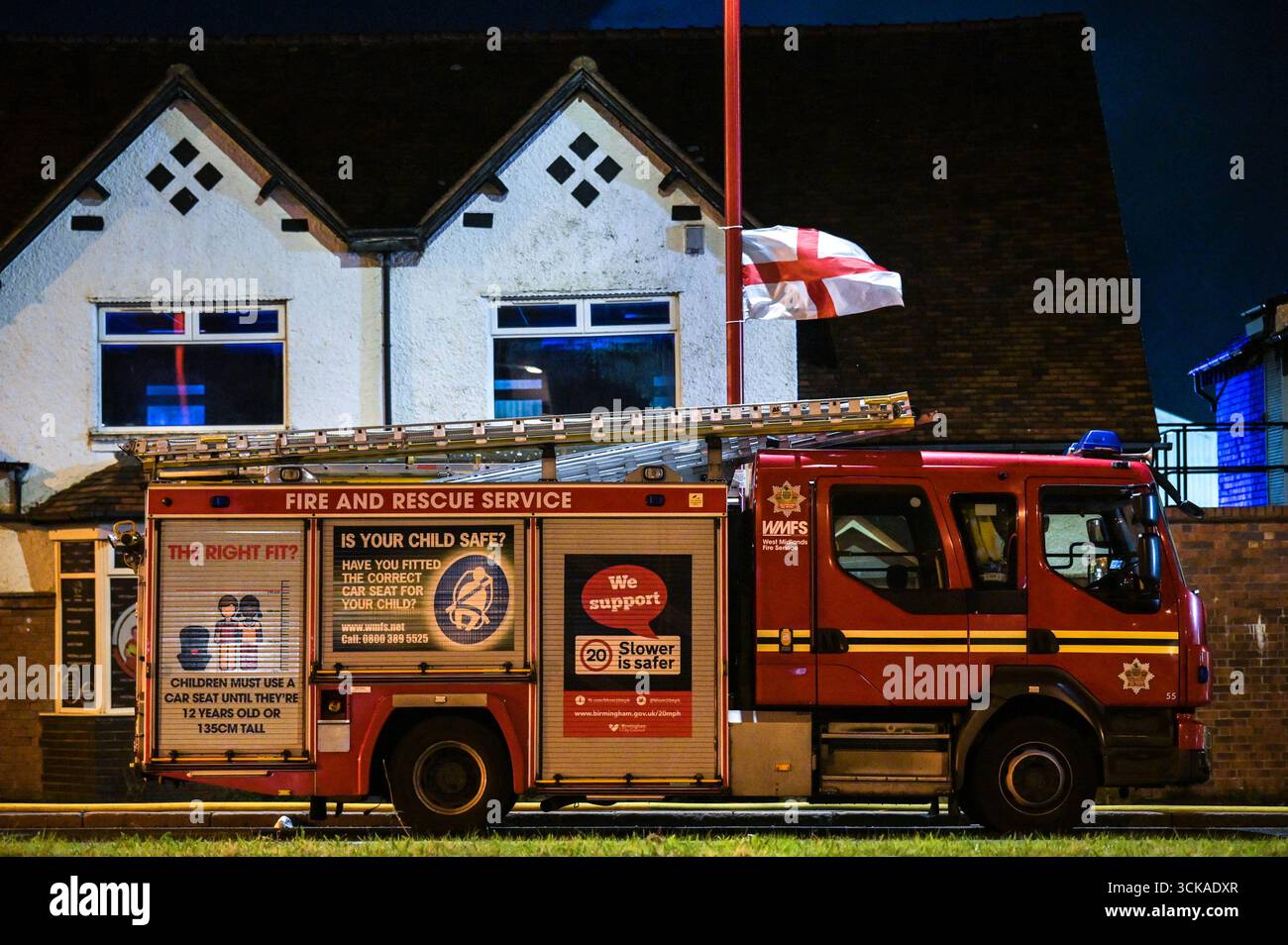 Longbridge, Birmingham, 11. September 2025. Mehr als 60 Feuerwehrleute sind in den frühen Morgenstunden des Donnerstags bei einem großen Brand in Longbridge, Birmingham, anwesend. Die Flamme hat Frankley Tyre Lagerhaus auf dem alten Gelände des MG Rover West Works erobert. Zwölf Feuerwehrfahrzeuge, zwei hydraulische Plattformen, die Vorfallskommando und verschiedene andere Ressourcen der Polizei, Cadent und des National Grid waren anwesend. Flammen leckten das Gebäude ab, als Wände einstürzten und die Feuerwehr Wasser mit Schläuchen besprühte. Die West Midlands Fire Service sagte in einem Beitrag auf Facebook: „Wir haben 12 Mannschaften, die bei einem Brand auf W anwesend sind Stockfoto