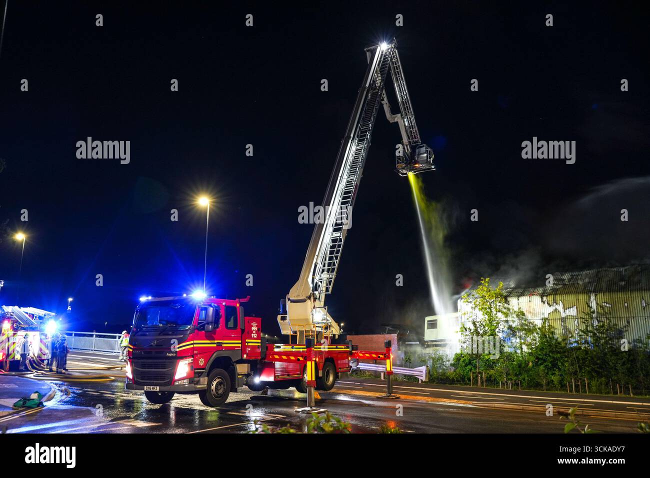 Longbridge, Birmingham, 11. September 2025. Mehr als 60 Feuerwehrleute sind in den frühen Morgenstunden des Donnerstags bei einem großen Brand in Longbridge, Birmingham, anwesend. Die Flamme hat Frankley Tyre Lagerhaus auf dem alten Gelände des MG Rover West Works erobert. Zwölf Feuerwehrfahrzeuge, zwei hydraulische Plattformen, die Vorfallskommando und verschiedene andere Ressourcen der Polizei, Cadent und des National Grid waren anwesend. Flammen leckten das Gebäude ab, als Wände einstürzten und die Feuerwehr Wasser mit Schläuchen besprühte. Die West Midlands Fire Service sagte in einem Beitrag auf Facebook: „Wir haben 12 Mannschaften, die bei einem Brand auf W anwesend sind Stockfoto
