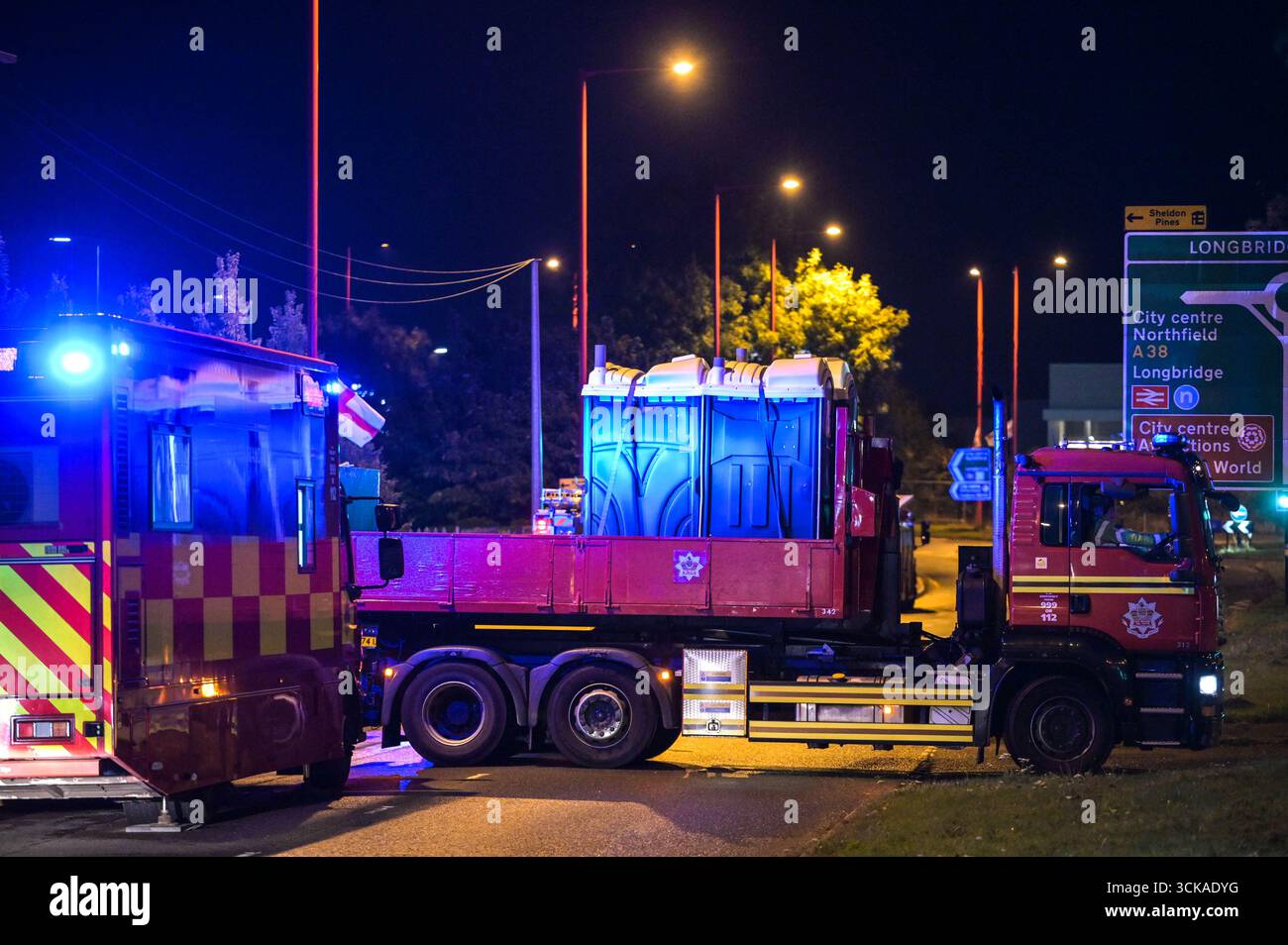 Longbridge, Birmingham, 11. September 2025. Mehr als 60 Feuerwehrleute sind in den frühen Morgenstunden des Donnerstags bei einem großen Brand in Longbridge, Birmingham, anwesend. Die Flamme hat Frankley Tyre Lagerhaus auf dem alten Gelände des MG Rover West Works erobert. Zwölf Feuerwehrfahrzeuge, zwei hydraulische Plattformen, die Vorfallskommando und verschiedene andere Ressourcen der Polizei, Cadent und des National Grid waren anwesend. Flammen leckten das Gebäude ab, als Wände einstürzten und die Feuerwehr Wasser mit Schläuchen besprühte. Die West Midlands Fire Service sagte in einem Beitrag auf Facebook: „Wir haben 12 Mannschaften, die bei einem Brand auf W anwesend sind Stockfoto