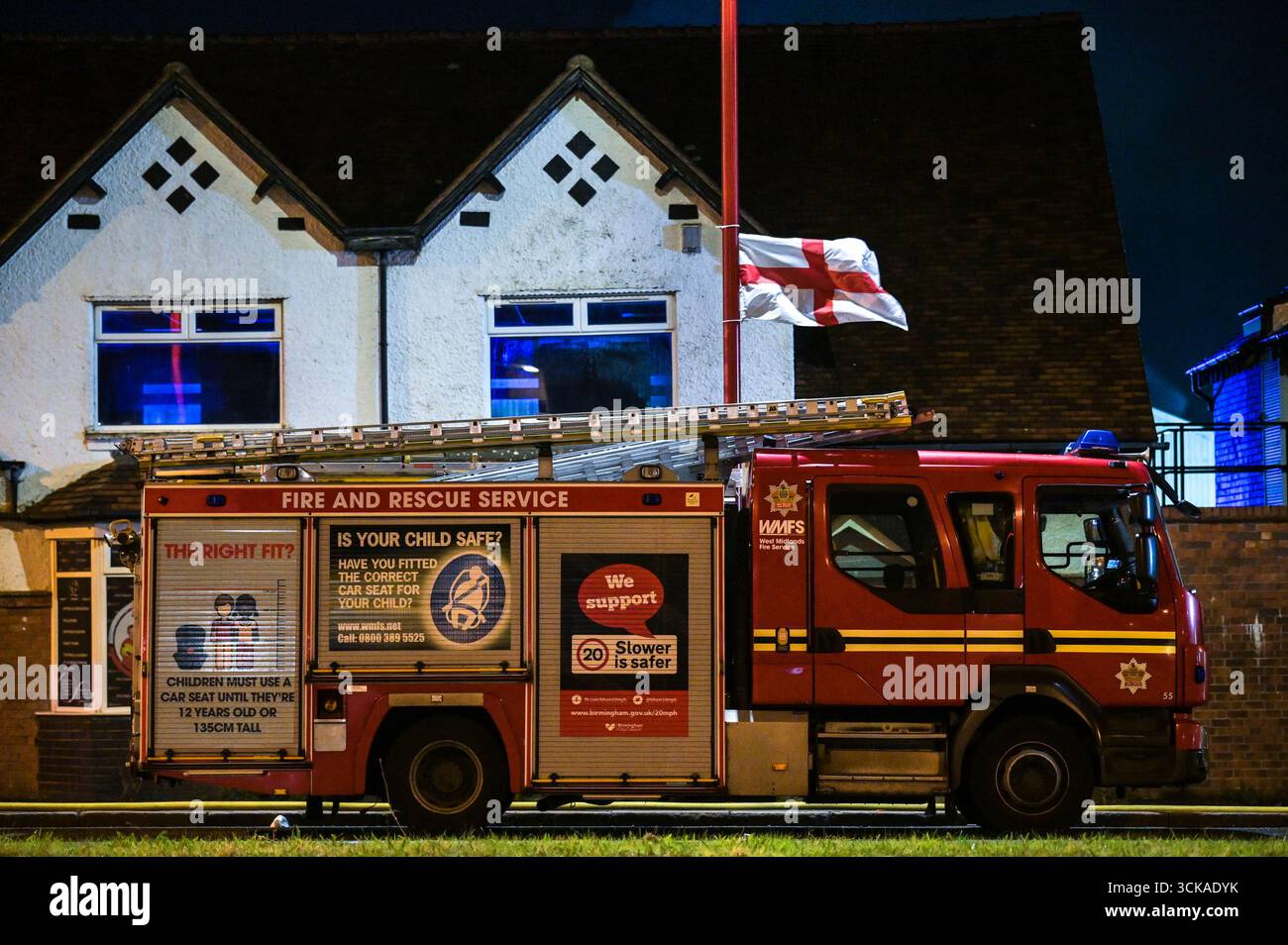 Longbridge, Birmingham, 11. September 2025. Mehr als 60 Feuerwehrleute sind in den frühen Morgenstunden des Donnerstags bei einem großen Brand in Longbridge, Birmingham, anwesend. Die Flamme hat Frankley Tyre Lagerhaus auf dem alten Gelände des MG Rover West Works erobert. Zwölf Feuerwehrfahrzeuge, zwei hydraulische Plattformen, die Vorfallskommando und verschiedene andere Ressourcen der Polizei, Cadent und des National Grid waren anwesend. Flammen leckten das Gebäude ab, als Wände einstürzten und die Feuerwehr Wasser mit Schläuchen besprühte. Die West Midlands Fire Service sagte in einem Beitrag auf Facebook: „Wir haben 12 Mannschaften, die bei einem Brand auf W anwesend sind Stockfoto