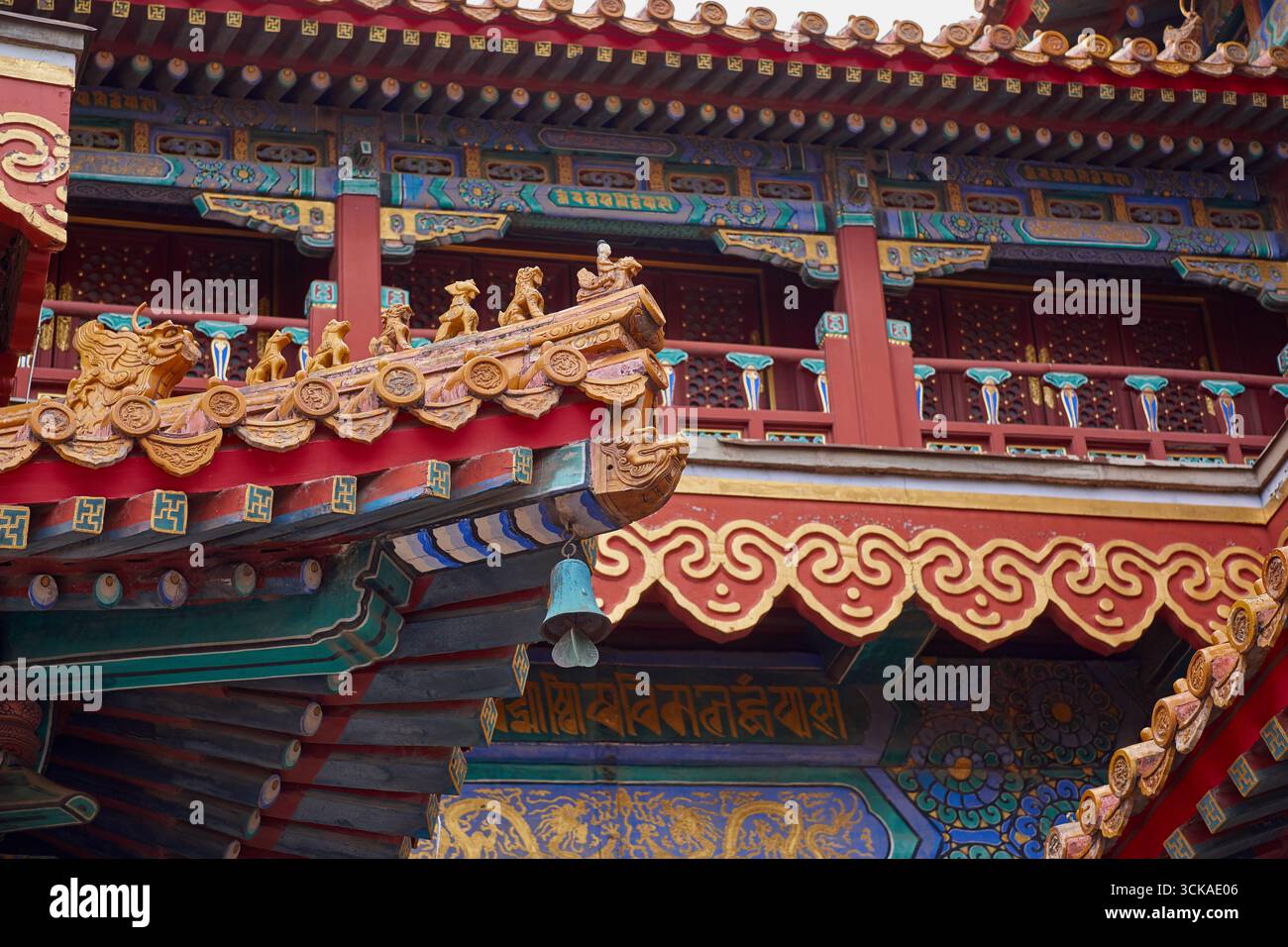Detaillierte Nahaufnahme der Dachwächter und eines Palastgebäudes des Lama-Tempels in Peking Stockfoto