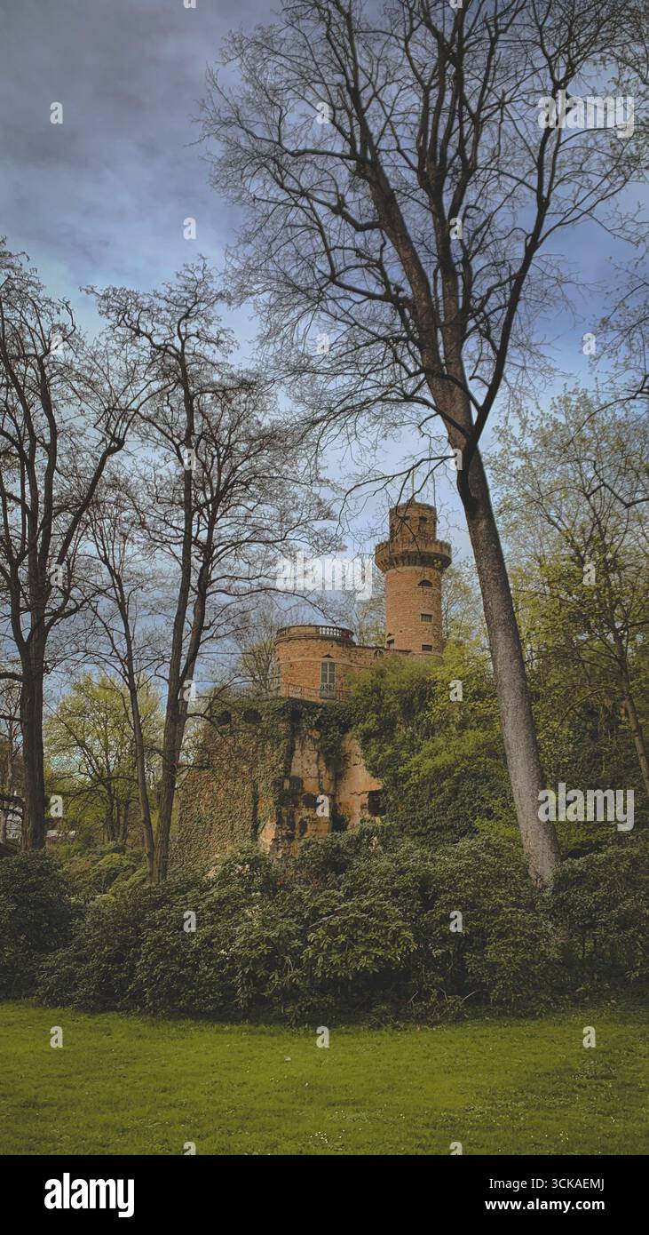Alter Turm im Freilichtpark umgeben von Bäumen in der Nähe von Schloss Ludwisburg in Stuttgart Stockfoto