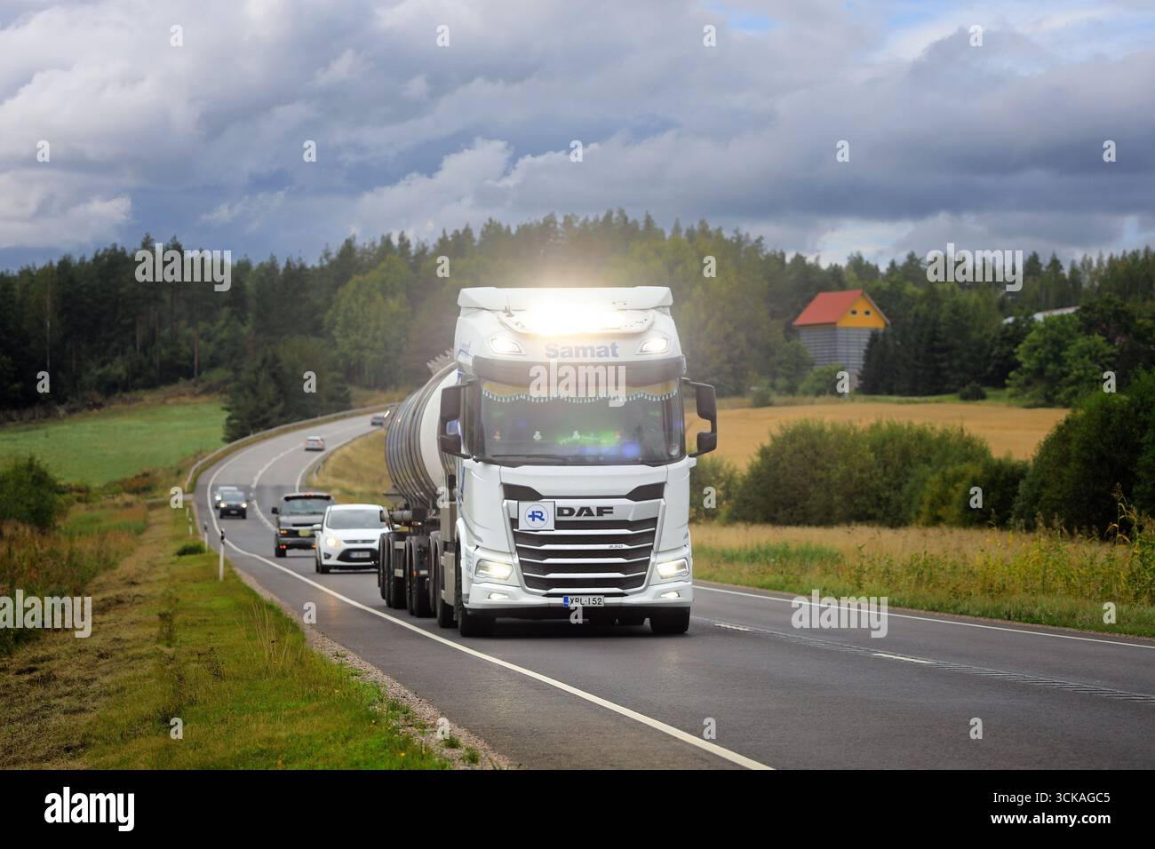 Fernlicht des neuen weißen DAF 530 Tankanhängers beleuchtet die Autobahn an einem Herbsttag. Salo, Finnland. September 2025. Stockfoto