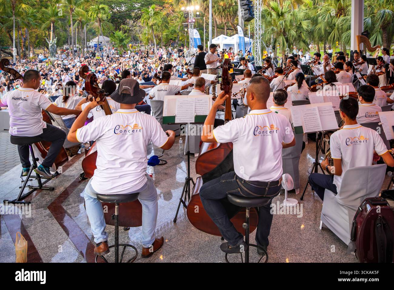 Auftritt des Royal Bangkok Symphony Orchestra auf der Bühne beim Open Air Concert in the Park, Lumphini, Bangkok, Thailand Stockfoto