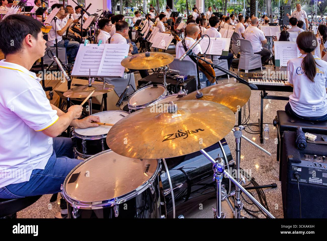Open-Air-Konzert mit dem Royal Bangkok Symphony Orchestra im Lumphini Park, Bangkok, Thailand Stockfoto