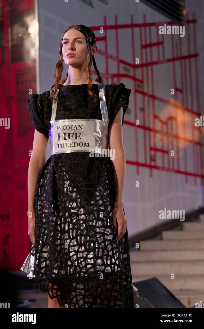 Ein Model posiert auf dem Laufsteg bei der RahiTam Couture Modenschau in Montreal, Kanada Stockfoto