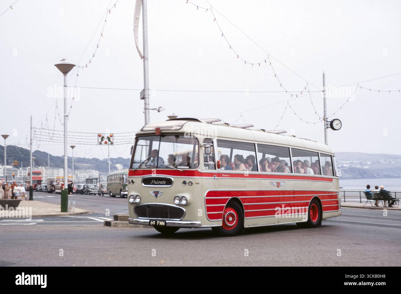 Douglas, Isle of man, Großbritannien - 1970: Vintage-Bild eines AEC Reliance-Busses mit Plaxton-Karosserie auf der Douglass Promenade. Registrierung 69 FMN. Stockfoto