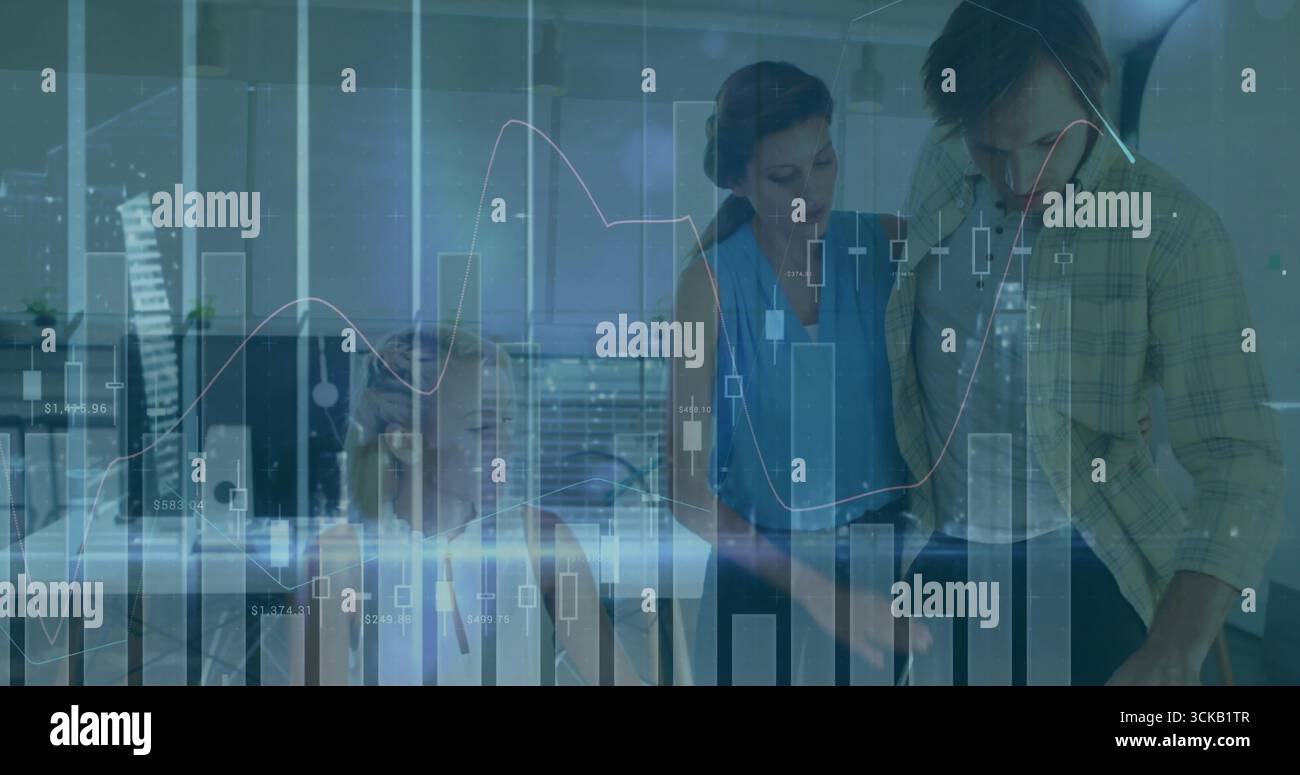 Drei Fachleute, die digitale Karten am Computer im Firmenbüro überprüfen, mit Skyline der Stadt Stockfoto