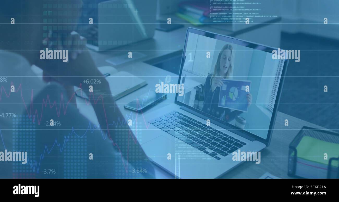 Laptop mit Remote-Präsentator-Aktenkarte am Schreibtisch im Büro, mit Datenüberlagerung und Papieren Stockfoto