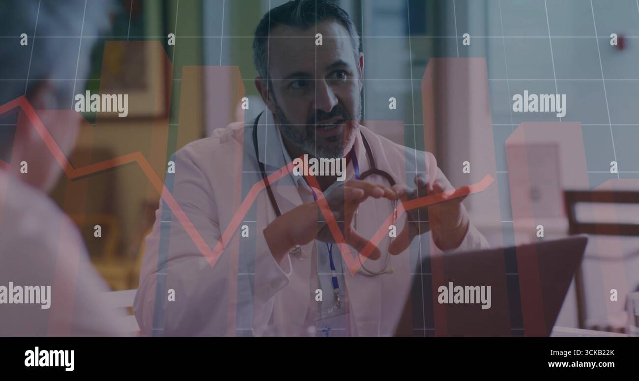 Erklären männlicher Arzt mit rotem Pillen-Organizer und Gesten in der Klinik, Laptop-Datenüberlagerung Stockfoto