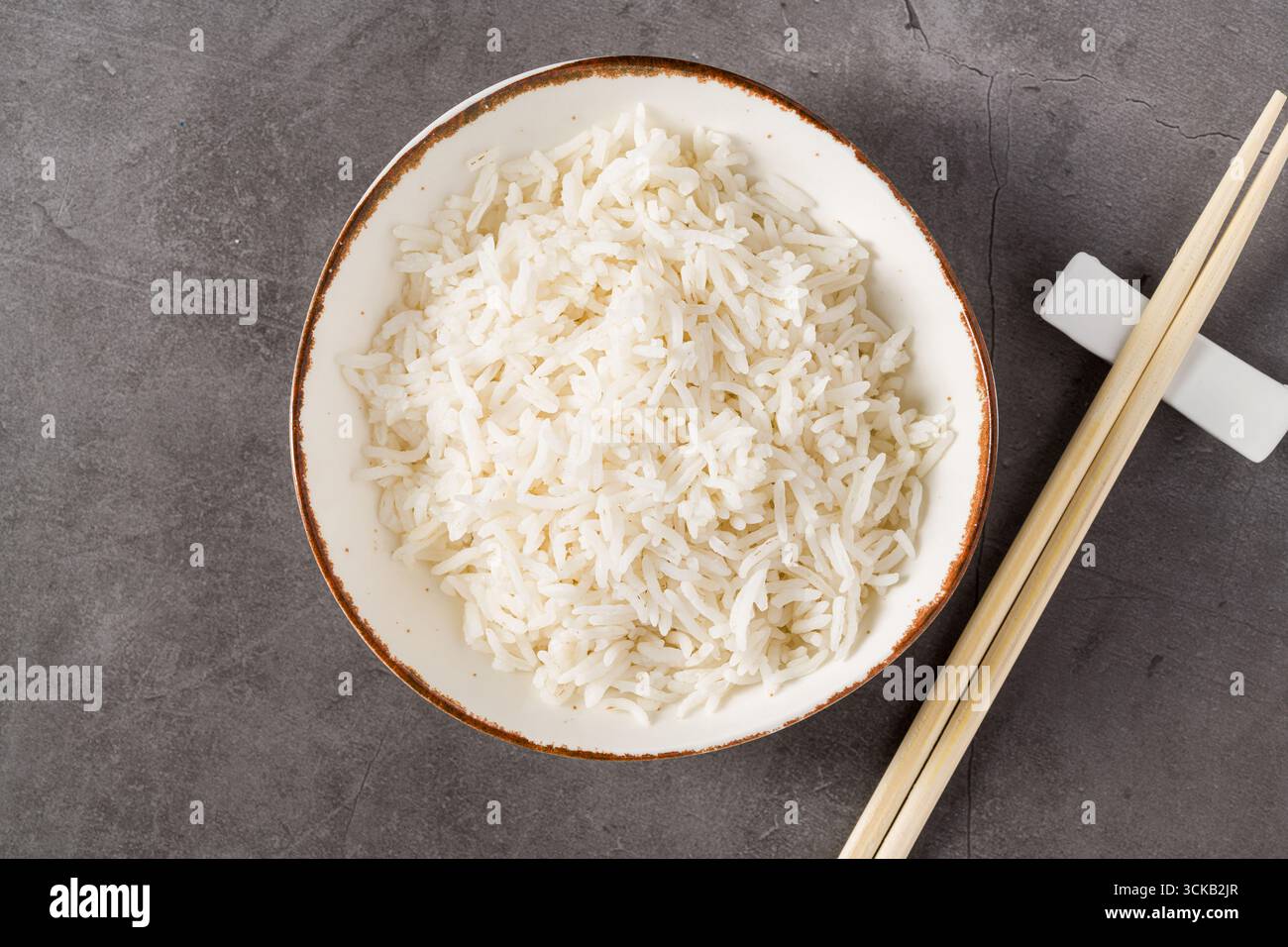 Einfache Schüssel mit gedämpftem weißem Reis, ideale Beilage für asiatische Gerichte Stockfoto