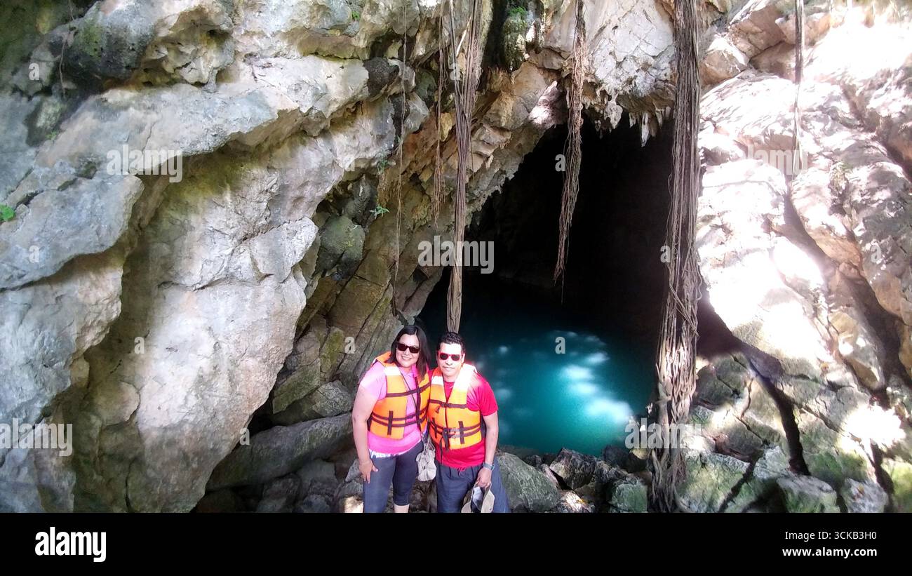 Latino-Ehepaare besuchen den Pier des Tamul-Wasserfalls Cueva del Agua in Tamasopo San Luis Potosi Mexiko während ihres Urlaubs oder Wochenendes Stockfoto