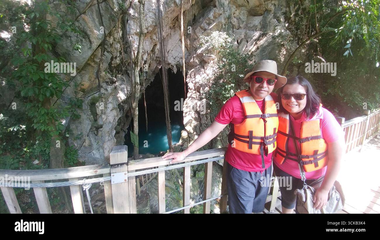 Latino-Ehepaare besuchen den Pier des Tamul-Wasserfalls Cueva del Agua in Tamasopo San Luis Potosi Mexiko während ihres Urlaubs oder Wochenendes Stockfoto