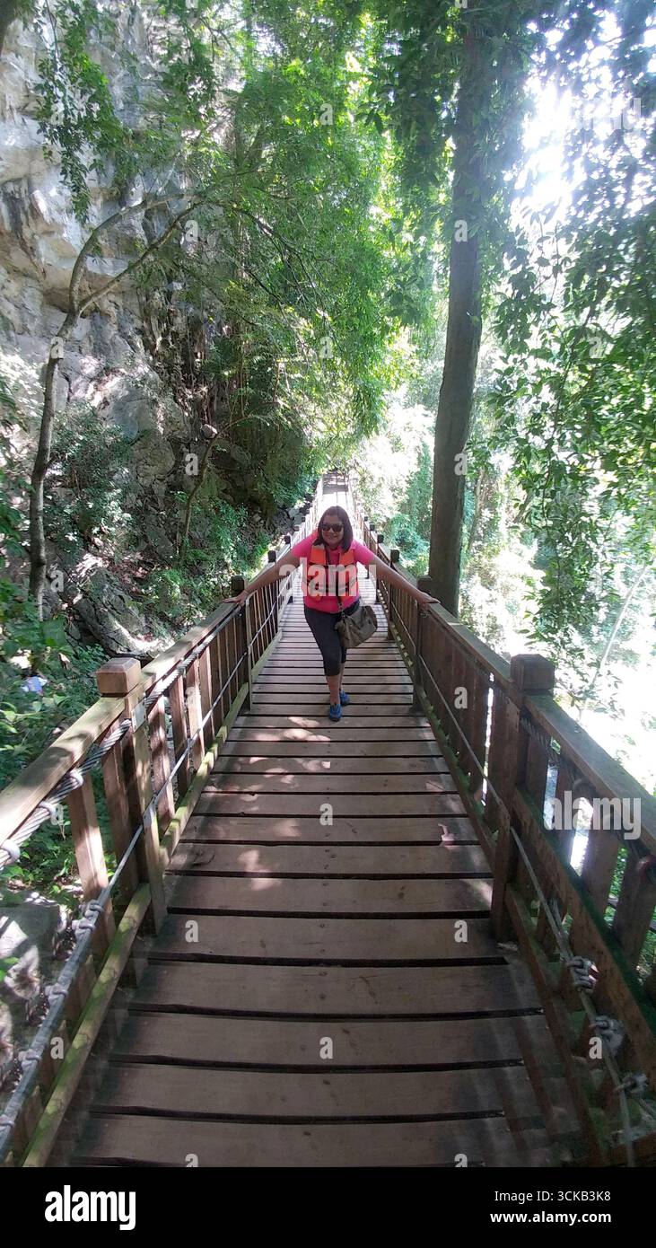 Latinos besuchen den Pier des Tamul-Wasserfalls Cueva del Agua in Tamasopo San Luis Potosi, Mexiko, während ihres Urlaubs oder Wochenendausflugs Stockfoto