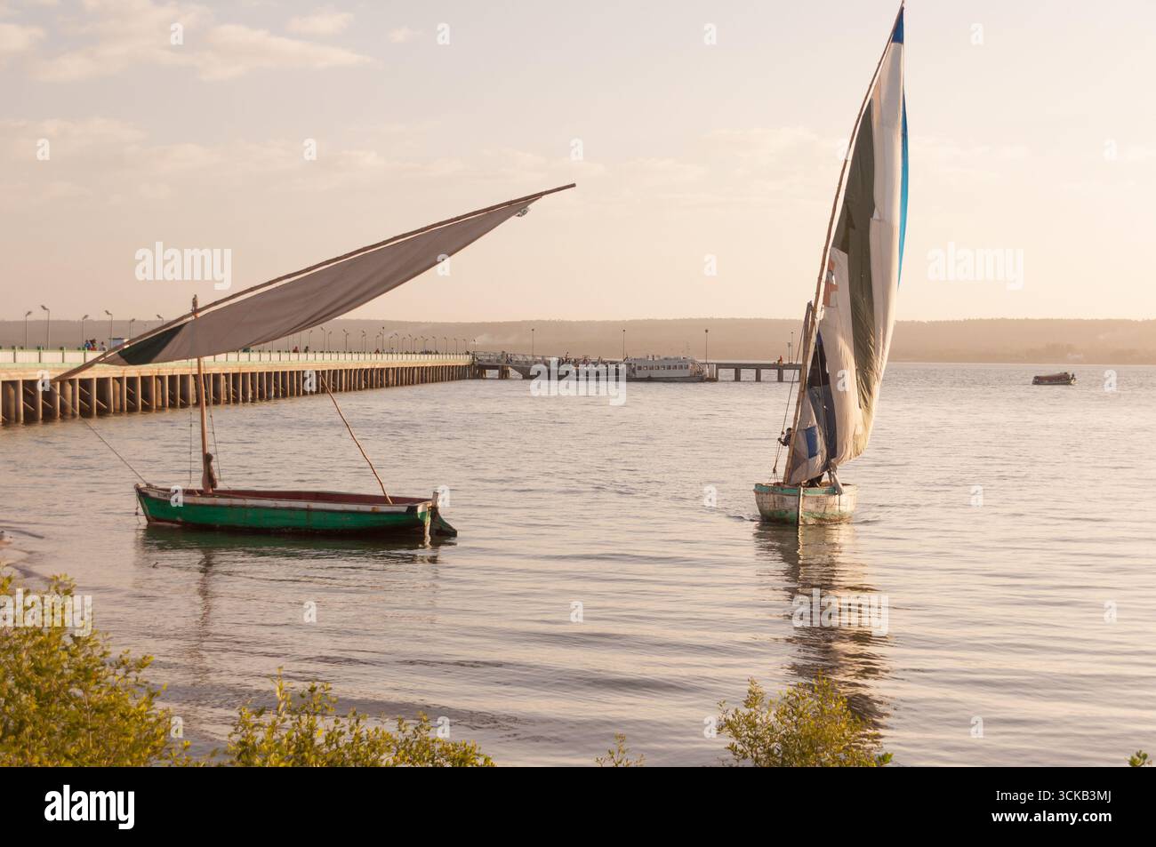 Inhambane, Mosambik - 4. Juni 2012: Daus kommen am Hafen/Pier in Inhambane an. Stockfoto