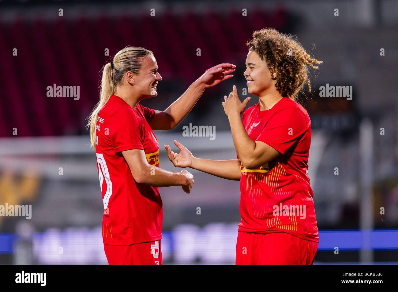 Farum, Dänemark. September 2025. Anna Walter (20) vom FC Nordsjaelland verlässt das Feld für Thea Petersen (R) während des Qualifikationsspiels zum UEFA-Europa-Cup der Frauen zwischen dem FC Nordsjaelland und Kups rechts zum Dream Park in Farum. Quelle: Gonzales Photo/Alamy Live News Stockfoto