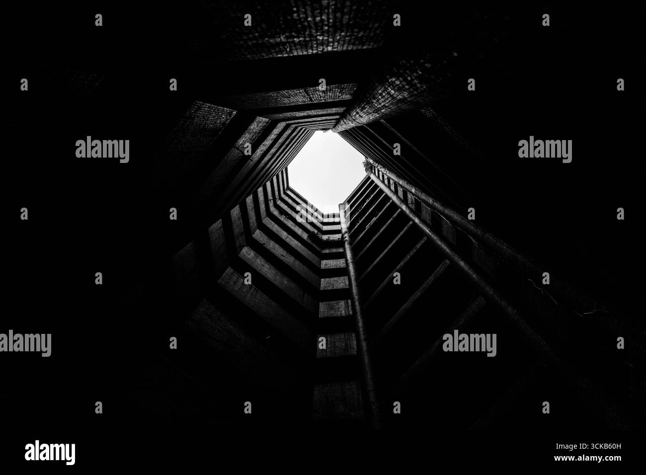 Ein Schwarzweiß-Foto von Chongqings Haitangxi Tube Building, aufgenommen vom Boden mit Blick nach oben. Stockfoto