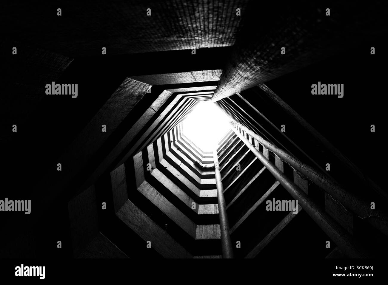 Ein Schwarzweiß-Foto von Chongqings Haitangxi Tube Building, aufgenommen vom Boden mit Blick nach oben. Stockfoto