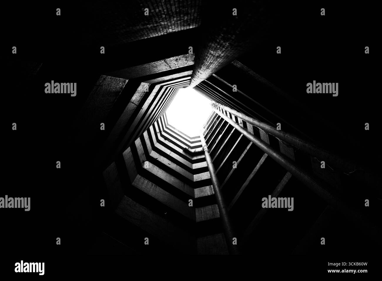 Ein Schwarzweiß-Foto von Chongqings Haitangxi Tube Building, aufgenommen vom Boden mit Blick nach oben. Stockfoto