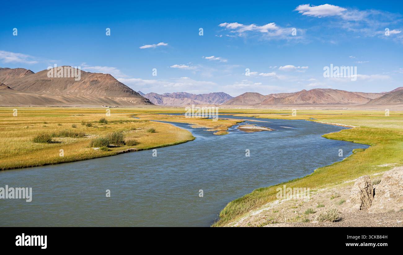 Blick auf die Berglandschaft des Flusses Murghab im Hochgebirgstal entlang der Pamir-Autobahn, Gorno-Badakhshan, Tadschikistan Pamir Stockfoto