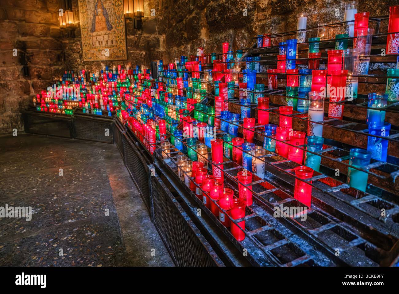 Bunte Votivkerzen Brennen Im Kirchenschrein Und Schaffen Eine Spirituelle Atmosphäre. Gebetskerzen, religiöse Hingabe, katholische Tradition, vielfarbig Stockfoto