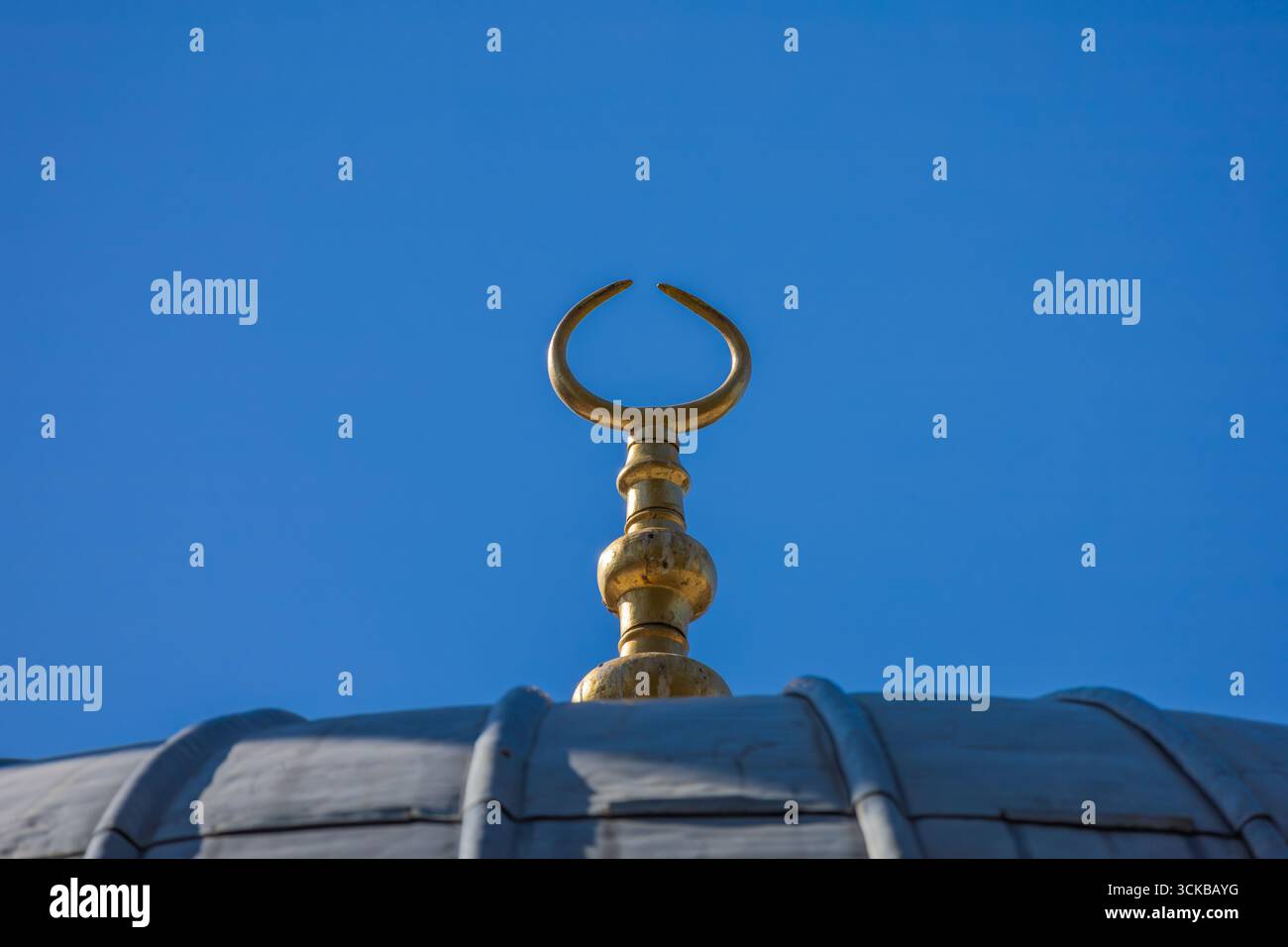 Goldenes Mondsymbol auf der Spitze der Moschee Stockfoto