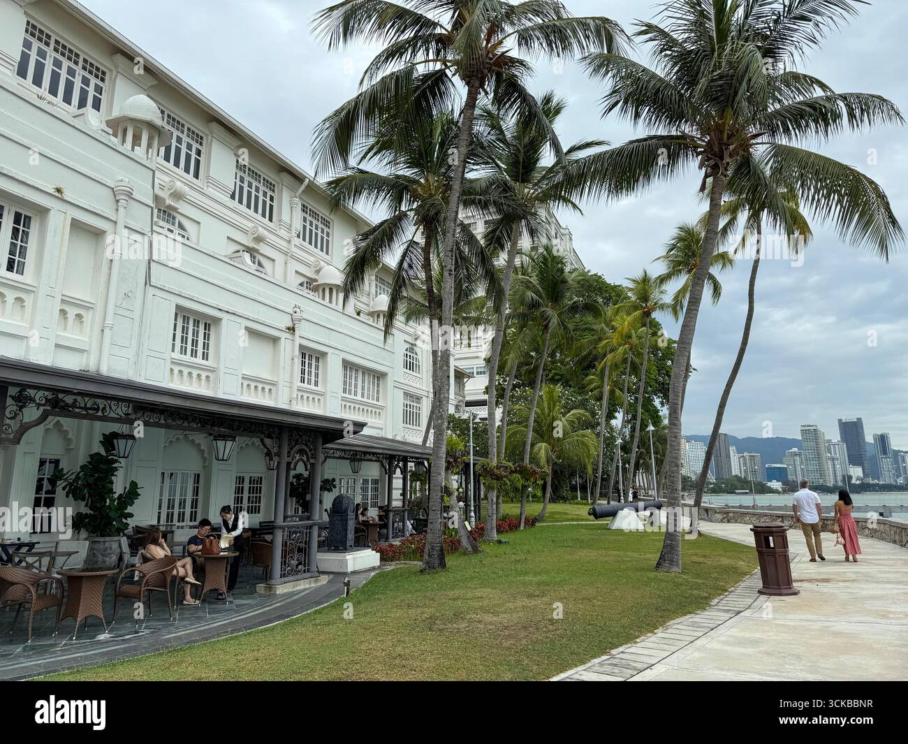 Der Haupteingang des Eastern & Orient Hotel ( E&O) am Meer in George Town, der Hauptstadt von Penang in Malaysia. Das Hotel direkt am Meer ist reno - Smartphone-aufgenommenes Stockfoto