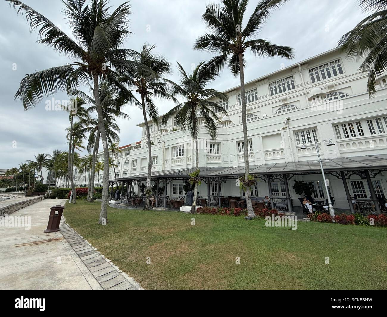 Der Haupteingang des Eastern & Orient Hotel ( E&O) am Meer in George Town, der Hauptstadt von Penang in Malaysia. Das Hotel direkt am Meer ist reno - Smartphone-aufgenommenes Stockfoto