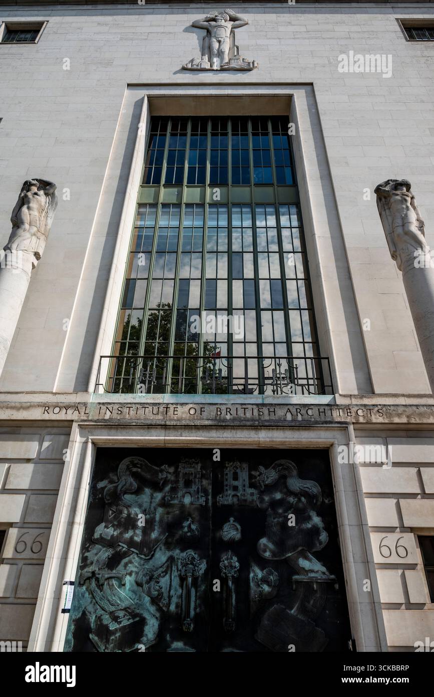 Das Royal Institute of British Architects (RIBA) hat seinen Sitz in 66 Portland Place, einem Art déco-Gebäude, das unter Denkmalschutz steht, London, England, Großbritannien Stockfoto